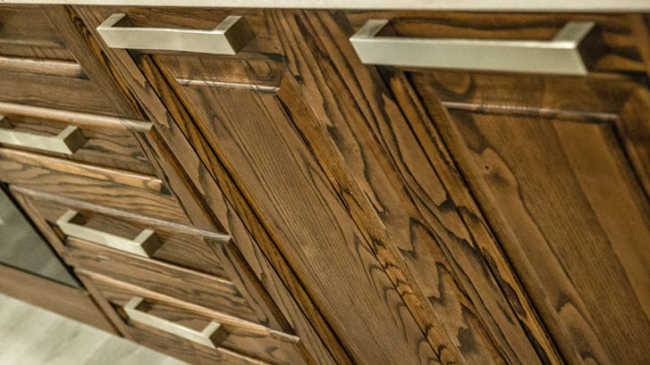 επίπλων κουζίνας και μπάνιου, ντουλαπών, πορτών και παραθύρων, εσωτερικές σκάλες, έπιπλα κουζίνας, ντουλάπες υπνοδωματίου,Θωρακισμένες πόρτες, L