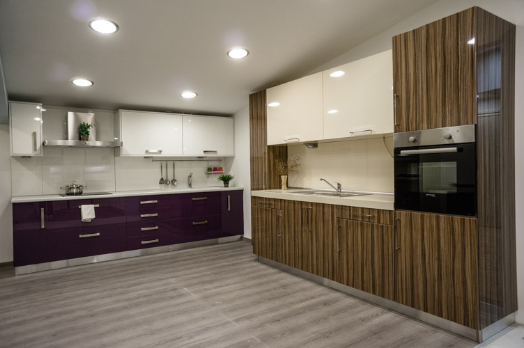 επίπλων κουζίνας και μπάνιου, ντουλαπών, πορτών και παραθύρων, εσωτερικές σκάλες, έπιπλα κουζίνας, ντουλάπες υπνοδωματίου,Θωρακισμένες πόρτες, L