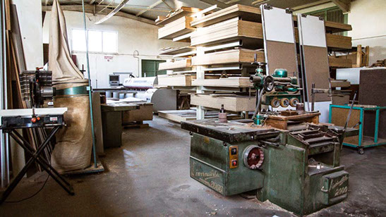 επίπλων κουζίνας και μπάνιου, ντουλαπών, πορτών και παραθύρων, εσωτερικές σκάλες, έπιπλα κουζίνας, ντουλάπες υπνοδωματίου 