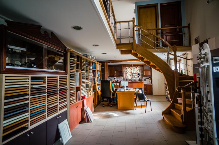 επίπλων κουζίνας και μπάνιου, ντουλαπών, πορτών και παραθύρων, εσωτερικές σκάλες, έπιπλα κουζίνας, ντουλάπες υπνοδωματίου 